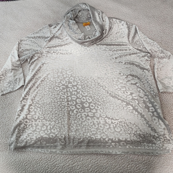 Ruby Ted NWOT Gorgeous Silver Velvet Cheeta Pattern Turtle Neck - Picture 10 of 16